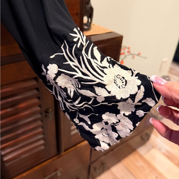 Soma elegant 2 piece embroidered black and white gown & robe set. - Picture 7 of 9